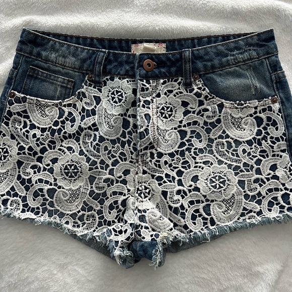 Forever 21 denim shorts with lace appliqué. Size 28 - Picture 1 of 14
